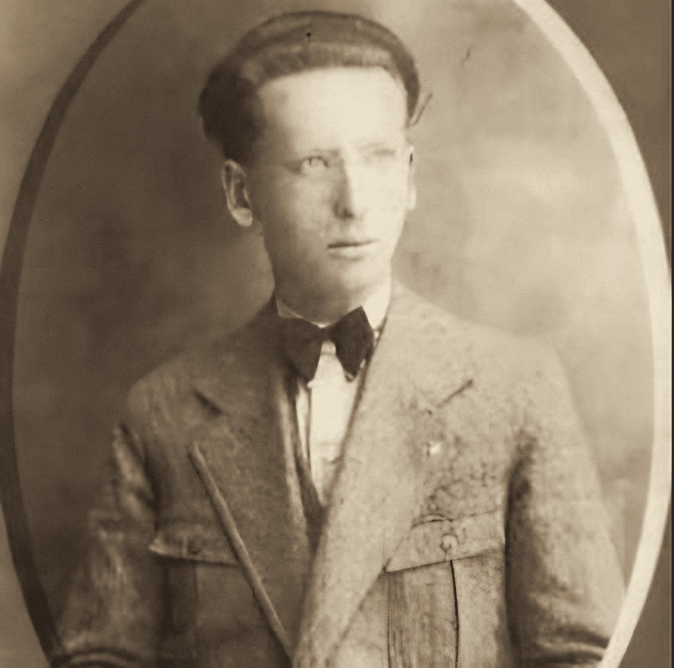 Ritratto d’epoca del Commendatore Achille Palumbo, fondatore dell’Azienda, in giacca e papillon