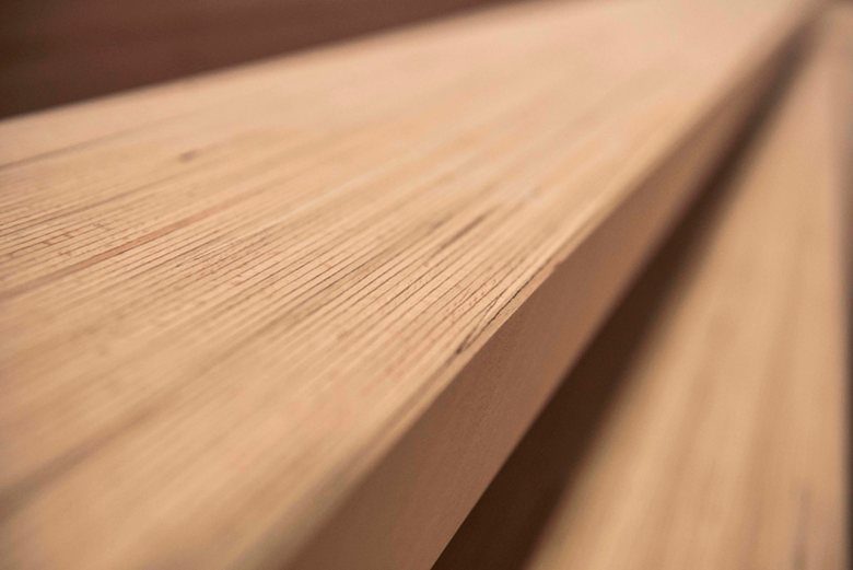 Il bordo di un pannello di legno in primo piano, con le venature fitte